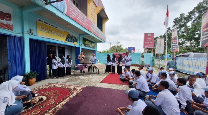 Eks Kabid Humas Polda Riau Bersama WMPR Rayakan Hari Guru di SMK Tuah Negeri